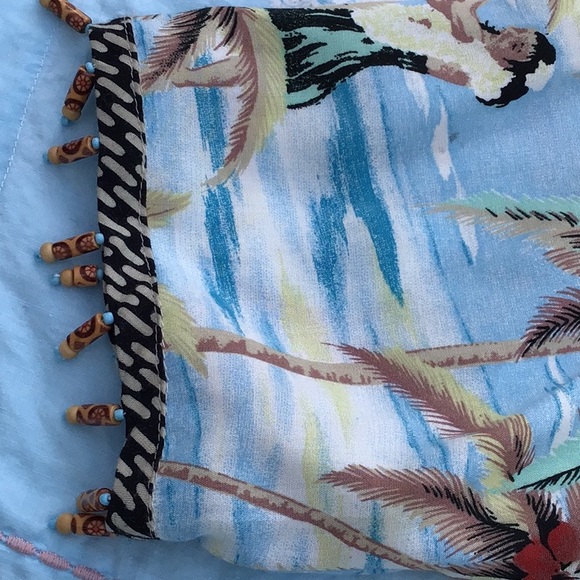 Hawaiian shirt and crop beaded pants - Picture 5 of 7
